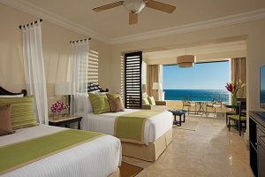 Hotéis em Los Cabos: interior de uma das suítes com varanda, perfeitas para acomodar famílias, do Dreams Los Cabos Suites Golf Resort & Spa, em Los Cabos, no México l Crédito: Divulgação