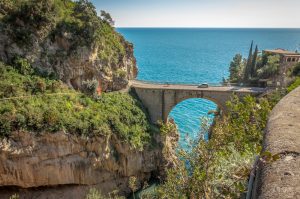 Tá a fim de conhecer a Itália de carro? Então conte com a Europcar para percorrer a estrada da Costa Amalfitana, por exemplo | Crédito: Shutterstock