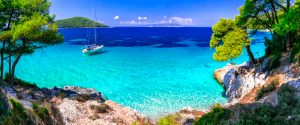Cenários de filmes famosos: a água azul-turquesa de Katani Beach, uma das praias paradisíacas da ilha de Skopelos, na Grécia | Crédito: Shutterstock