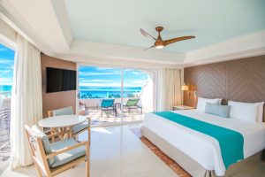 Nada mal acordar com essa vista, hein? I Beachfront Walk-Out Junior Suite, no Wyndham Alltra Cancun, no México | Crédito: Divulgação