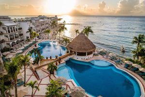 Já imaginou curtir um pôr do sol dessa piscina? Pois isso é possível no Wyndham Alltra Playa del Carmen, no México | Crédito: Divulgação