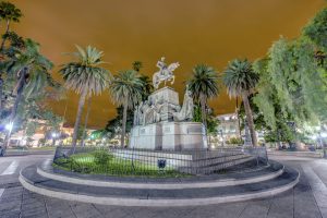 O que fazer em Salta, na Argentina: passear pela Plaza 9 de Julio | Monumento Arenales | Crédito: Shutterstock