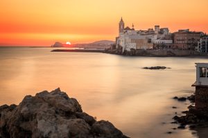 Não faltam motivos para visitar a Catalunha: além da arquitetura diferenciada, veja como é o pôr do sol na cidade de Sitges | Crédito: Shutterstock