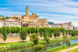 A bela cidade de Lleida, capital da província de mesmo nome e um dos motivos para visitar a Catalunha | Vista para a catedral La Seu Vella e o Rio Segre | Crédito: Shutterstock