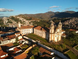 Não sabe onde se hospedar em Minas Gerais? O Segue Viagem te conta! I Vista aérea da cidade de Ouro Preto, em Minas Gerais l Crédito: Shutterstock 