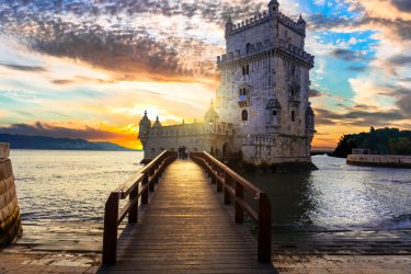 Vamos falar sobre curiosidades sobre Portugal? Afinal, o país tem vários fatos interessantes | Vista para a Torre de Belém, em Lisboa, capital do país | Crédito: Shutterstock