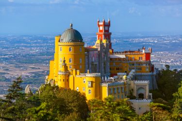 O Palácio da Pena é cartão-postal de Sintra, uma das cidades para conhecer em Portugal | Crédito: Shutterstock