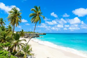 Procurando dicas de para onde ir no Caribe sem visto? Dá só uma olhada na praia de Bottom Bay, em Barbados | Crédito: Shutterstock