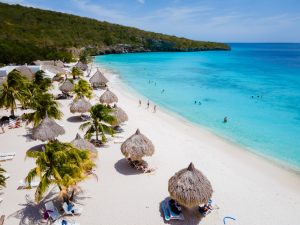 Antes de qualquer coisa, Cas Abao Beach é um dos paraísos de Curaçao, opção de destino para curtir o Caribe sem visto | Crédito: Shutterstock