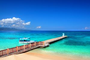 As cores do mar reluzem na Jamaica, dica de destino no Caribe sem visto | Doctor's Cave Beach, Montego Bay, Jamaica | Crédito: Shutterstock