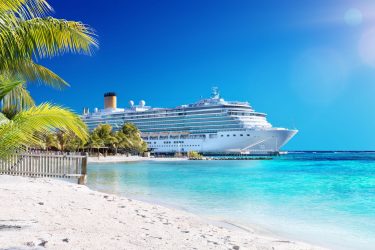 De navio pode-se visitar vários destinos do Caribe em uma viagem só
