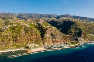 praia da calheta, em madeira, portugal