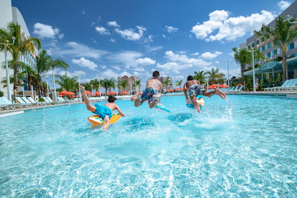 universal endless summer resort piscina